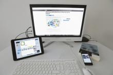 Varios dispositivos mobiles sobre una mesa