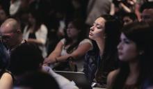 Una joven escucha atenta una presentacion