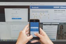 Usuario ingresando a su cuenta de facebook