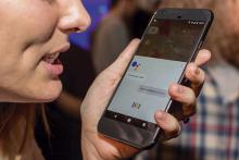 Una mujer dando instrucciones a su smartphone