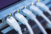 cinco cables conectados a un switch