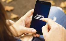 Una joven usando su smartphone con contraseña