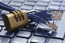 cables de ethernet atados a un candado