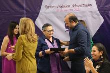 El Rector General le entrega reconocimiento a la doctora Ruth Padilla Muñoz