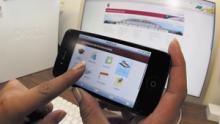 Persona navegando en su smartphone por UDG.MX